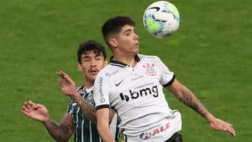 Luego de ser suplente ante Gremio, el chileno regresó a la titularidad en el triunfo del 'Timao' frente a Coritiba. Provocó una expulsión, dio un pase gol y dominó el mediocampo.