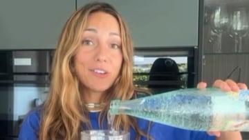 Una nutricionista señala esta forma común de beber agua y sentencia: “Puede estimular la secreción de ácido clorhídrico”