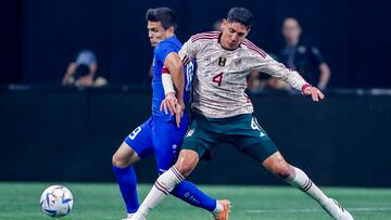 Atlanta (United States), 13/09/2023.- Mexico midfielder Edson Alvarez (R) in action against Uzbekistan midfielder Aziz Turgunboev (L) during the first half of an international friendly soccer match between Mexico and Uzbekistan at Mercedes-Benz Stadium in Atlanta, Georgia, USA, 12 September 2023. (Futbol, Amistoso) EFE/EPA/ERIK S. LESSER
