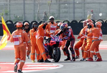 Jorge Martín celebra, junto a los comisarios de carrera, su victoria en la carrera del GP de Indonesia.