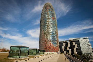 35 plantas. Inaugurado en 2004. Uso de oficinas.