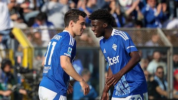 Douvikas y Assane Diao.