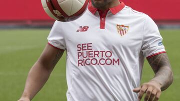 GRA226. SEVILLA, 01/02/2017 .- El centrocampista argentino Walter Montoya, que procede del Rosario Central, durante su presentación hoy en el estadio Sánchez Pizjuán como nuevo jugador del Sevilla FC hasta 2021. EFE/Julio Muñoz