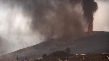 TOPSHOT - The volcano that went on erupting on September 19 in Cumbre Vieja mountain range, spewes gas, ash and lava over the Aridane valley as seen from Los Llanos de Aridane on the Canary Island of La Palma, on September 22, 2021. - The vast wall of mol