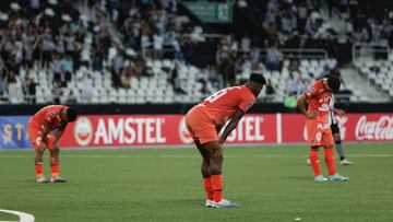 AMDEP1155. RÍO DE JANEIRO (BRASIL), 20/04/2023.- Jugadores de César Vallejo se lamentan hoy, en un partido de la fase de grupos de la Copa Sudamericana entre Botafogo y César Vallejo en el estadio Nilton Santos en Río de Janeiro (Brasil). EFE/ Antonio Lacerda