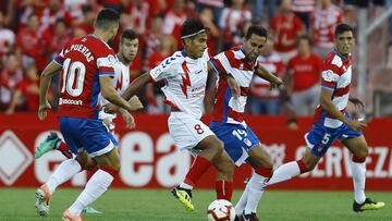 Puertas, Montoro y Fede Varela pelean por un balón en el duelo entre el Granada y el Rayo Majadahonda.