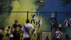 Hinchas del Boca Juniors suben a las mallas de protecci&oacute;n en el juego de su equipo ante River Plate.