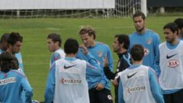 <b>SIN KUN. </b>Quique se conjura con sus hombres para conseguir la victoria ante el Getafe, a pesar de que no estará Agüero.