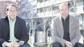 <b>SIN TOCARLA. </b>Víctor Muñoz y Miguel Ángel Lotina posaron ayer en Sarrià con la Copa a su lado. La miraron pero no la tocaron, por una cuestión de superstición.