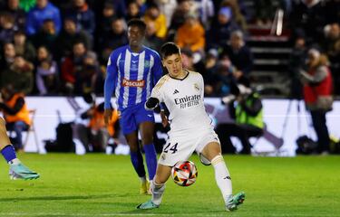 Arda Güler controla un balón en su primer partido con el Real Madrid.