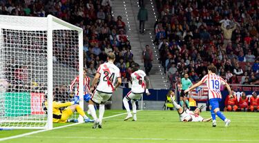 2-2. Giuliano Simeone remata de cabeza en el segundo palo, Augusto Batalla no se hace con el balón y Julián Álvarez atento, marca el segundo tanto.