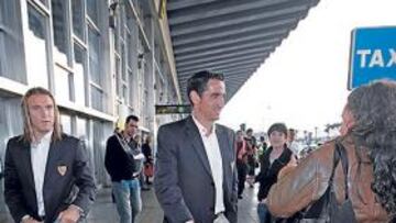 <b>A LA GRADA. </b>Jiménez habla con seguidores a su llegada a Barcelona, ayer. A su lado, el jugador Capel. El técnico, que está sancionado, lo verá desde la grada.