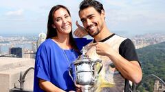 Flavia Pennetta y Fabio Fognini posan con el t&iacute;tulo de la tenista italian tras ganar el US Open en el Top of the Rock Observation Deck del Rockefeller Center de New York City.