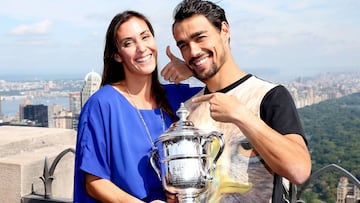 Flavia Pennetta y Fabio Fognini posan con el t&iacute;tulo de la tenista italian tras ganar el US Open en el Top of the Rock Observation Deck del Rockefeller Center de New York City.