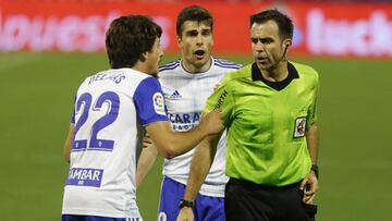 El Zaragoza reclama algo a Ocon Arráiz en el partido ante el Rayo.