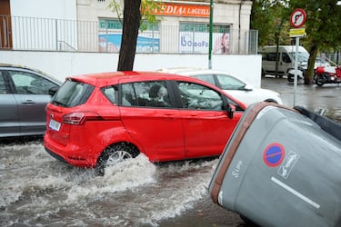 Calles anegadas de agua tras las lluvias torrenciales en la jornada de hoy en Sevilla.