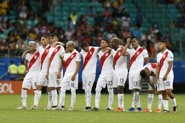 Los jugadores de Perú durante la tanda de penaltis.