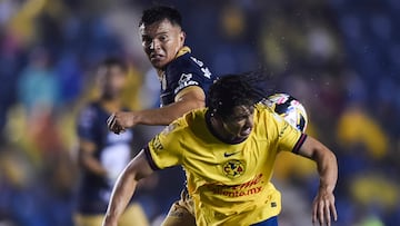Pumas' forward Ali Avila (L) and America's midfielder Alan Cervantes fight for the ball during the Liga MX Apertura tournament football match between America and Pumas at the Ciudad de los Deportes stadium in Mexico City on September 29, 2024. (Photo by Rodrigo Oropeza / AFP)