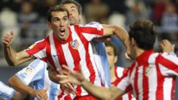 <b>PILAR. </b>Godín se adelanta a Toulalan en La Rosaleda. El uruguayo hizo un buen partido.