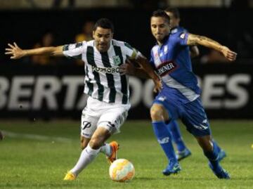 QUI07. MANTA (ECUADOR), 07/05/2015.- Emanuel Herrera (d) del Emelec de Ecuador disputa el balón con Francisco Nájera (i) del Atlético Nacional de Colombia hoy, jueves 7 de mayo de 2015, durante un partido por la Copa Libertadores en el estadio Jocay en Manta (Ecuador). EFE/José Jácome