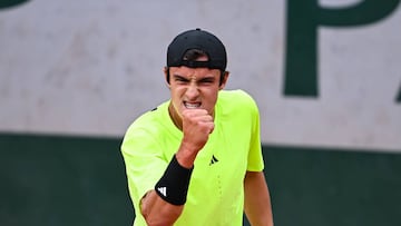 El tenista español Andrés Santamarta compite en el cuadro junior de Roland Garros 2025.