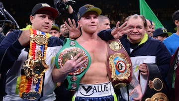 Eddy Reynoso, Canelo &Aacute;lvarez y Chepo Reynoso celebran la victoria del mexicano sobre Kovalev.