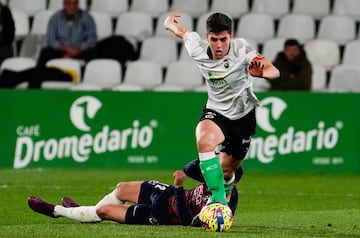 Íñigo, capitán del Racing, frente al Huesca en El Sardinero.