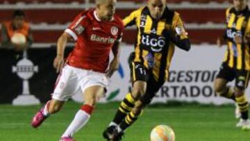 Andrés D´Alessandro (i) disputa el balón con Ernesto Rubén Cristaldo (d) de The Strongest.