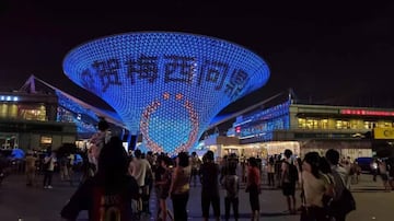 Los seguidores de Messi en China homenajean al astro argentino, proyectando un espectáculo de luces y sonido en una pantalla gigante de luces LED