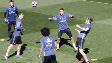 La imagen es de ayer por la mañana en el entrenamiento de Valdebebas, la última sesión antes del partido de hoy ante el Betis. James, Cristiano, Bale (sancionado hoy) y Marcelo hacen un rondo ante la mirada de Keylor.