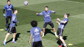 La imagen es de ayer por la ma&ntilde;ana en el entrenamiento de Valdebebas, la &uacute;ltima sesi&oacute;n antes del partido de hoy ante el Betis. James, Cristiano, Bale (sancionado hoy) y Marcelo hacen un rondo ante la mirada de Keylor.