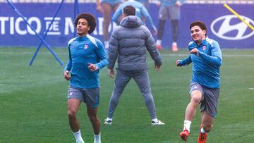 Los jugadores del Atlético de Madrid Julián Alvarez (i) y Axel Witsel, durante un entrenamiento del equipo.