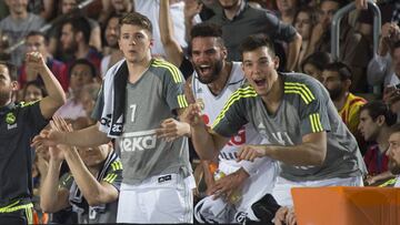 17/06/16  BALONCESTO PARTIDO LIGA ACB LIGA ENDESA 
 PLAYOFF PLAY OFF SEGUNDO PARTIDO 
 BARCELONA - REAL MADRID 
 BANQUILLO ALEGRIA DONCIC THOMPKINS WILLY HERNANGOMEZ