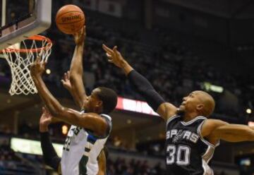 Khris Middleton lanza ante David West.