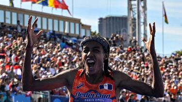 Netherlands' gold medallist Sifan Hassan celebrates crossing the finish in first place in the women's marathon of the athletics event at the Paris 2024 Olympic Games at The Invalides in Paris on August 11, 2024. (Photo by Andrej ISAKOVIC / AFP)