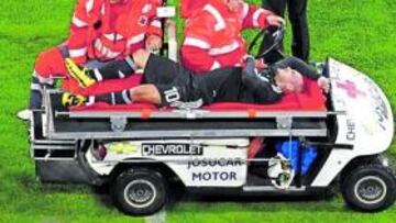 Sneijder es retirado en camilla tras lesionarse durante el partido ante el Recreativo.