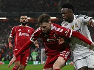 Conor Bradley lucha con Vinicius por un balón.