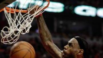 Un gran Lebron James guía el 1-1 de Miami en Chicago