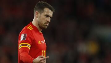 Fútbol - Copa del Mundo - Eliminatorias de la UEFA - Grupo E - Gales contra Bélgica - Cardiff City Stadium, Cardiff, Gales, Gran Bretaña - 16 de noviembre de 2021 Aaron Ramsey de Gales reacciona.