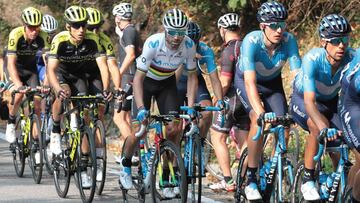 Alejandro Valverde rueda con el maillot arcoíris durante el Giro de Lombardía.