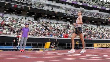 Paul McGrath cruza la meta.