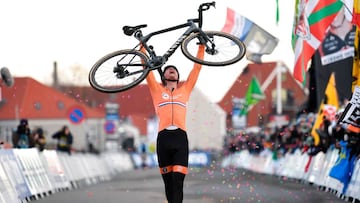 Mathieu van der Poel celebra su victoria en los Mundiales de Ciclocross de Bogense, Dinamarca.