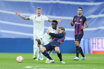 Jugada entre Vinicius y De Jong que acaba en tarjeta amarilla para el brasile?o.