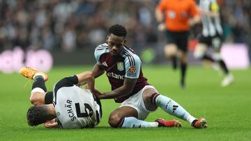 NEWCASTLE UPON TYNE, ENGLAND - DECEMBER 26: Fabian Schaer of Newcastle United reacts whilst holding his back after being fouled by Jhon Duran of Aston Villa, resulting in a red card during the Premier League match between Newcastle United FC and Aston Villa FC at St James' Park on December 26, 2024 in Newcastle upon Tyne, England. (Photo by Aston Villa/Aston Villa FC via Getty Images)
