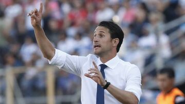Futbol, Universidad Catolica vs Palestino.
Octava fecha, campeonato 2018.
El entrenador de Universidad Catolica Benat San Jose da instrucciones a sus jugadores durante el partido de primera division disputado contra Palestino en el estadio San Carlos de Apoquindo de Santiago Chile.
08/04/2018
Martin Thomas/Photosport
Football, Universidad Catolica vs Palestino.
Eighth date, Championship 2018.
Universidad Catolica's manager Benat San Jose instructs his players during the first division football match played against Palestino at the San Carlos de Apoquindo stadium in Santiago, Chile.
08/04/2018.
Martin Thomas/Photosport