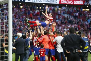 Godín recibió el homenaje de su hinchada. Le pasó el brazalete a Koke y Luiz Pereira le dio una placa con sus partidos de rojiblanco.