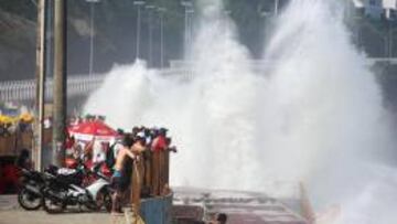 Varios curiosos observan el tramo de carril bici de Río de Janeiro que se derrumbó el pasado jueves a causa del fuerte oleaje y que causó dos muertos.
