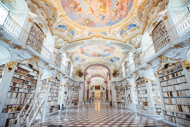 Es la biblioteca monástica más grande del mundo y es considerada una obra maestra del Barroco tardío europeo. Fue diseñada por el arquitecto austriaco Josef Hueber y se completó en 1776. Es un pináculo del Barroco tardío con influencias del Rococó, pero también refleja los ideales de la Ilustración (el Siglo de las Luces), lo que se traduce en una luminosidad y claridad inusuales para el Barroco tradicional. La Abadía de Admont posee una colección total de casi 200.000 libros. Unos 70.000 volúmenes se exhiben en la sala principal.