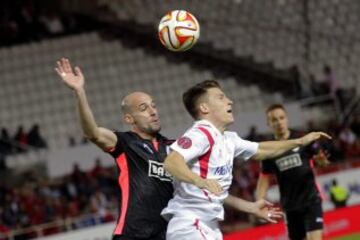 Gameiro lucha un balón con Laurent Ciman.