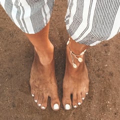 El truco viral de TikTok con el que quitarse la arena de los pies en la playa sin usar agua: “Se va en un segundo”